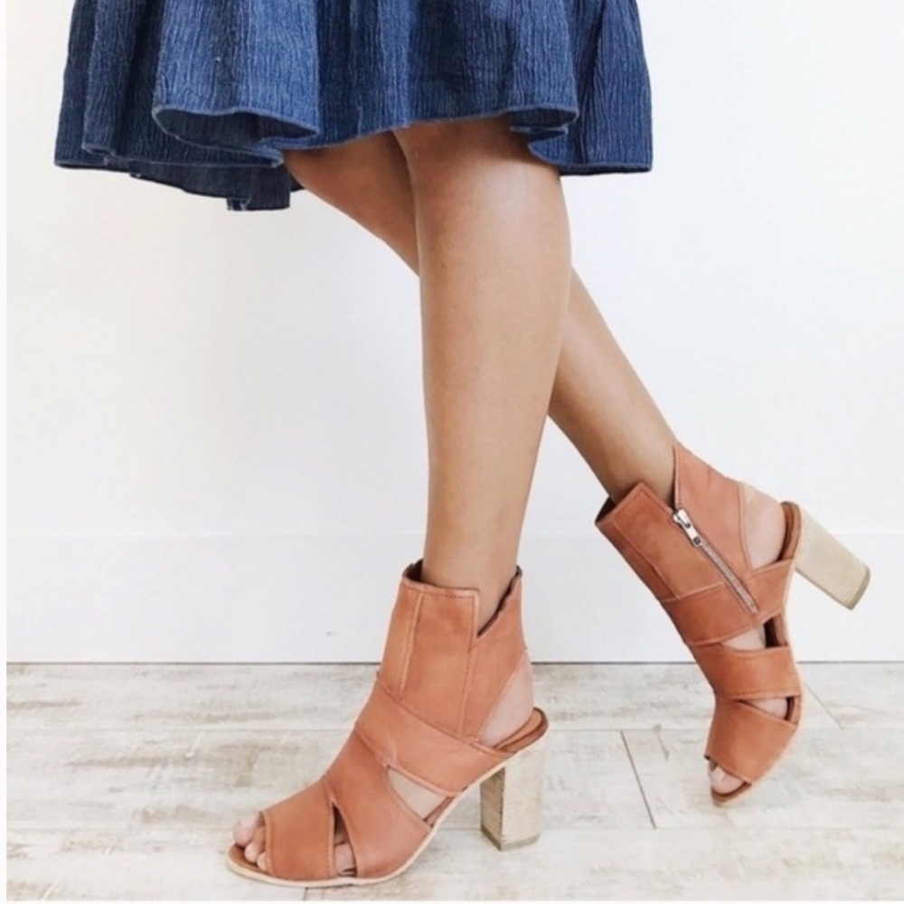 Free People | Women’s Tan Effie open Toe Cut Out Stacked Wood Heel Sandals, sz 7